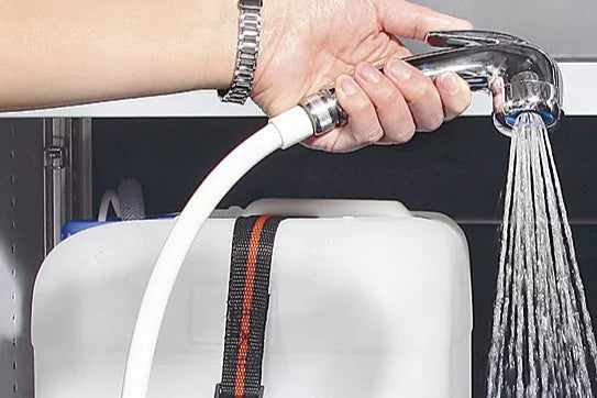 Plastična posoda za vodo 20l s tušem 12V
