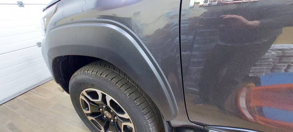 Obrobe blatnikov, Toyota Hilux 2021+