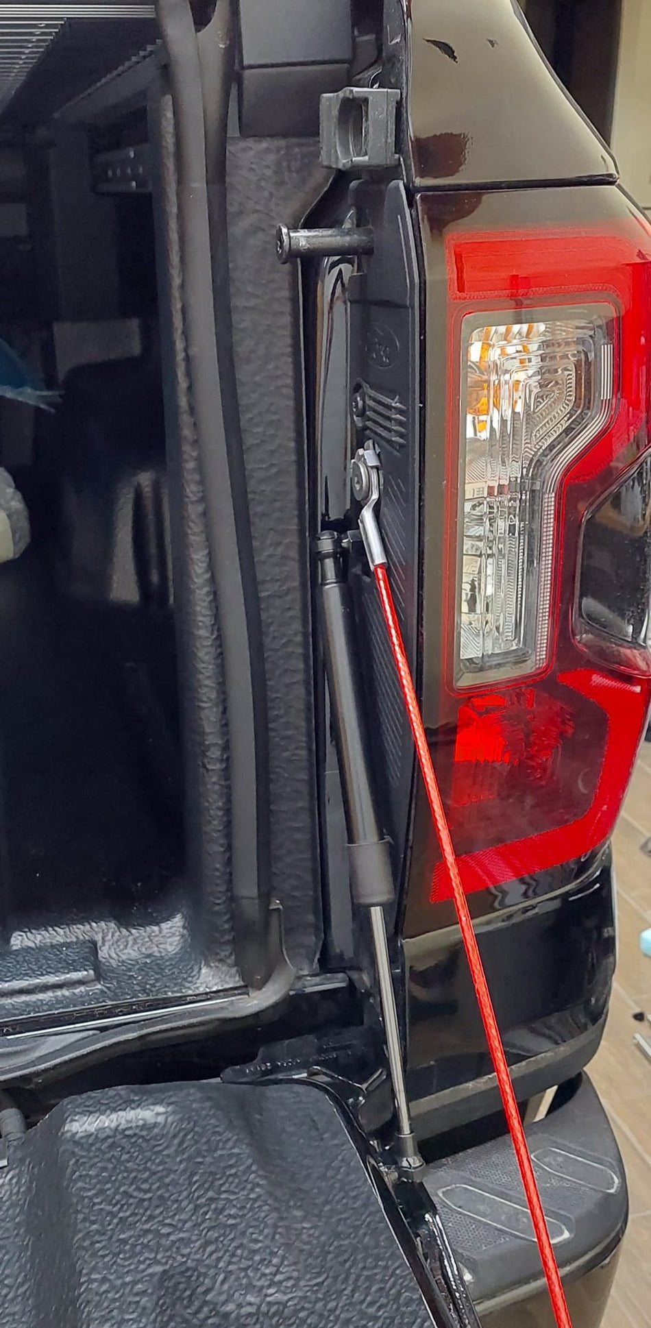 Amortizer za lahkotno spuščanje zadnje lopute, Ford Ranger / Raptor 2023+