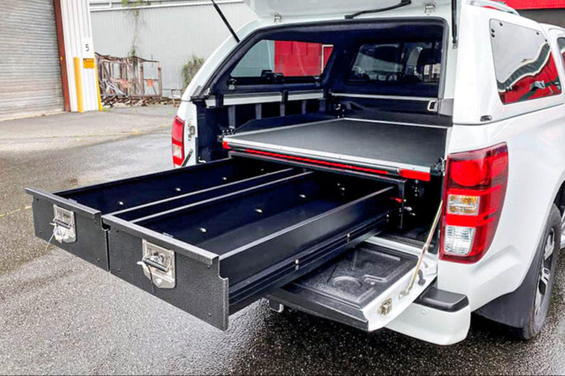 Sistem izvlečnih predalov z izvlekom kesona za različna pick-up vozila