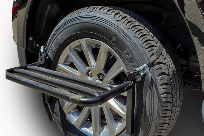 Zložljiva stopnica za kolo avtomobila