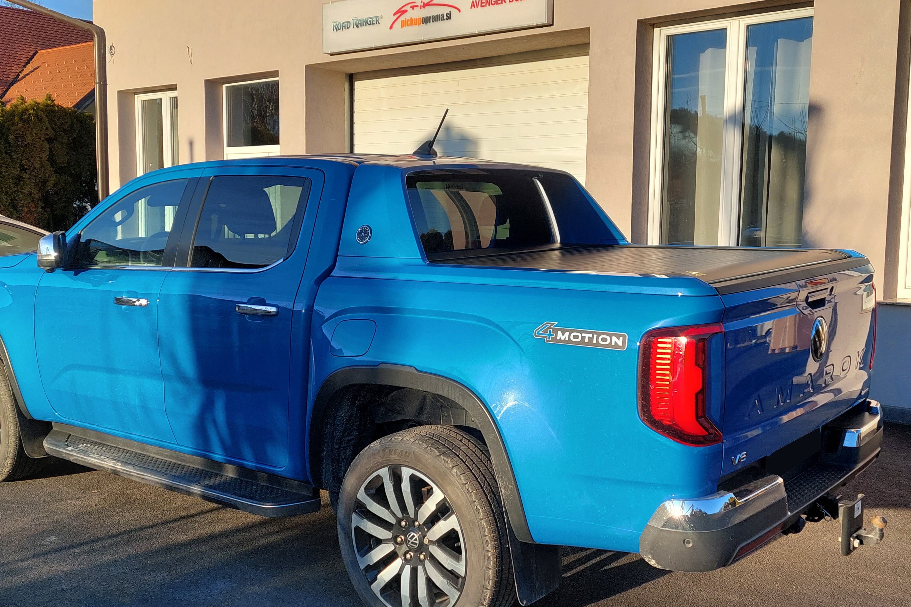 VW Amarok roll cover electric